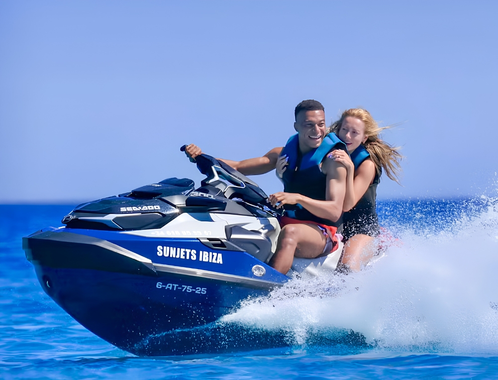 Kylian Mbappé y Ester Expósito revolucionan las redes con romántica escapada en Ibiza